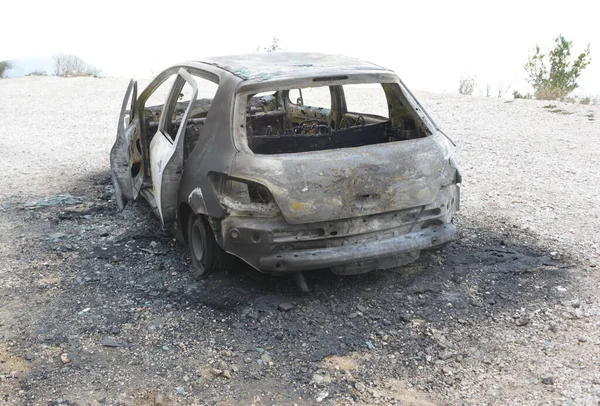 Araba kazasından sonra yolun kenarındaki otoparkta yanmış.