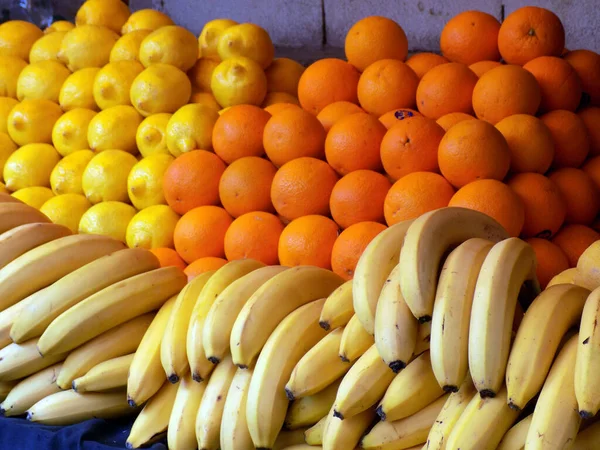 Färska Citroner Saftiga Apelsiner Och Söta Bananer Marknaden Bås — Stockfoto
