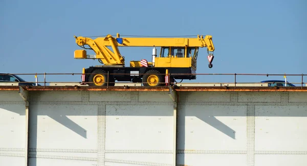 橋の上に立っているトラック搭載クレーン — ストック写真