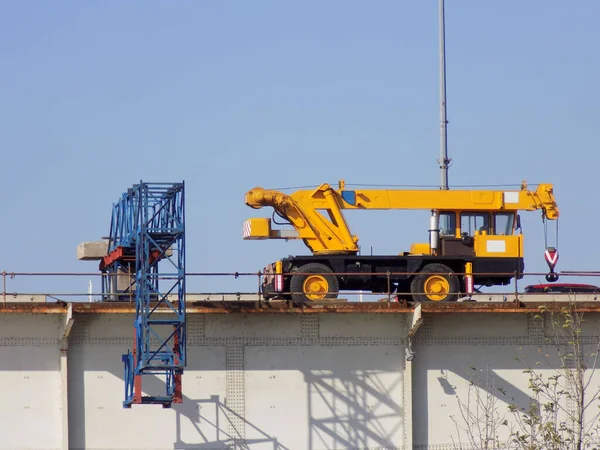 Żuraw Samochodowy Zamontowany Wysoko Moście — Zdjęcie stockowe