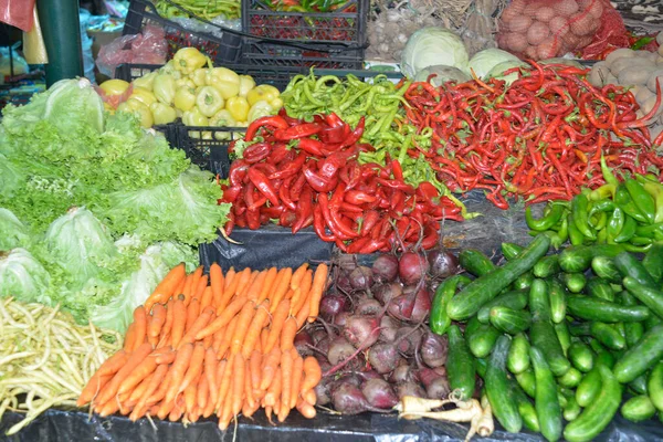 Sokak Pazarında Çeşitli Sebzeler Satılıyor — Stok fotoğraf