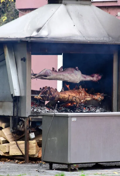 Δύο Αρνιά Και Ένα Γουρούνι Στο Τζάκι Στο Φούρνο — Φωτογραφία Αρχείου