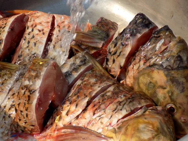Klaarmaken Van Vis Voor Het Koken Wassen Snijden Slachtafvallen Verwijderen — Stockfoto