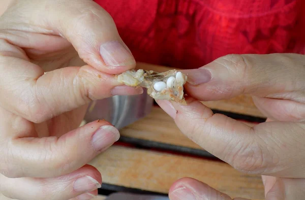 Stock image Woman cleaned boiled fish heads for fish soup