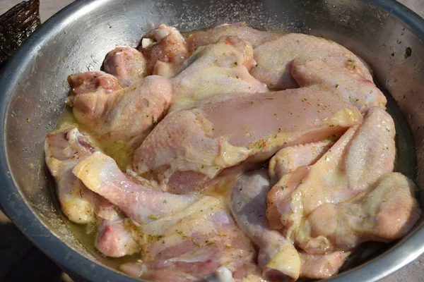 腌制鸡肉配香料 放在金属碗里 — 图库照片