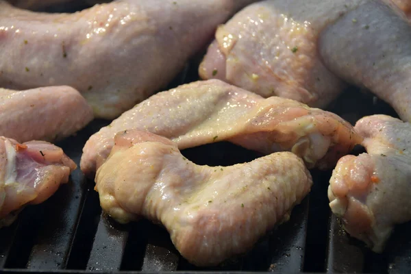 厨师把迷迭香放在烤好的鸡肉上 — 图库照片