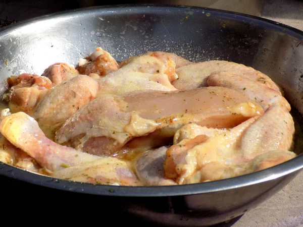 腌制鸡肉配香料 放在金属碗里 — 图库照片