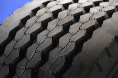 Ağır inşaat ekipmanları ve mühendislik araçları için mavi arka planda araç lastiği ayrıntıları