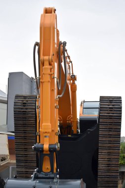 Devamlı yol, askeri araçlar ve ağır inşaat ve tarım ekipmanları için itici güç modu