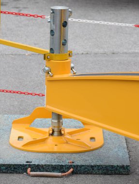 Vinç taşıyıcısını üsse tamir etmek için kullanılan dört iğneden biri.