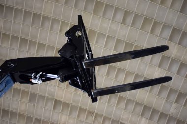 Forklift çatalını kaldırdı.