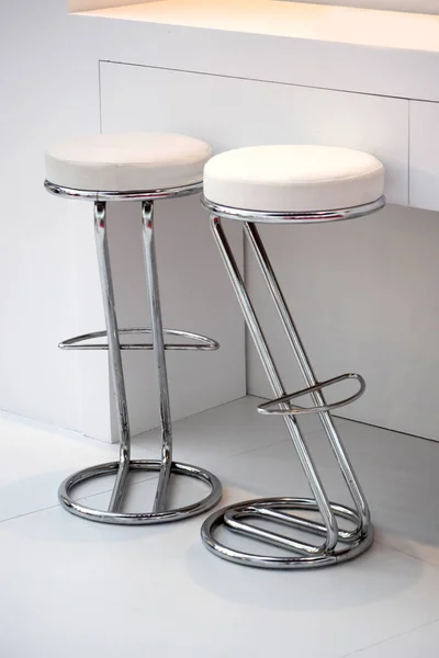 Twee Metalen Barstoelen Met Witte Stoelen Bij Schacht — Stockfoto