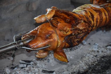 Şişte domuz eti - geleneksel domuz hazırlığı