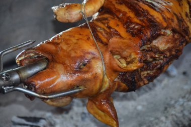 Şişte domuz eti - geleneksel domuz hazırlığı