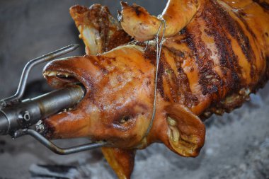 Şişte domuz eti - geleneksel domuz hazırlığı