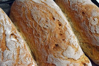 Üç somun ekmek, yeni pişmiş.