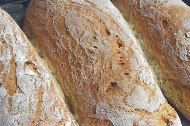 Üç somun ekmek, yeni pişmiş.