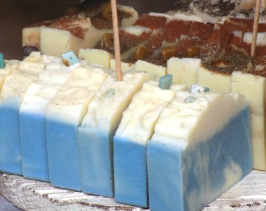 Kesme tahtasındaki alışılmadık mavi pasta