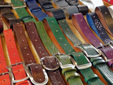 Mağazadaki tezgahın renkli kemerleri.