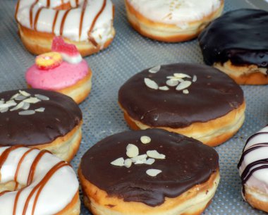 Farklı malzemelerle dolu donutlar.