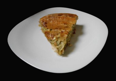 Peynirli turta ve yeşil yapraklı sebze, pazı ya da ıspanak.