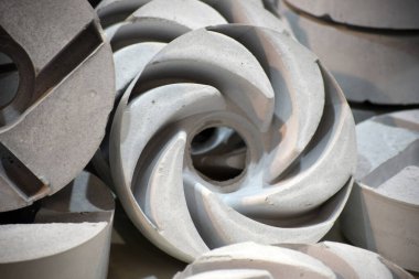 Keskinleştirme taşları, su taşları veya değirmen taşları çelik aletlerin kenarlarını öğütmek ve bilemek için kullanılır..