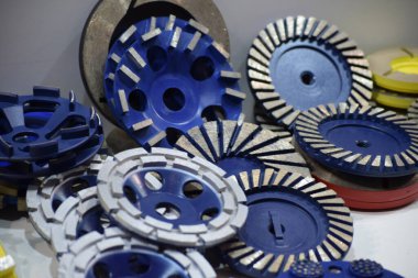 Değirmencilik için farklı boyutlarda, şekillerde ve renklerde araçlar