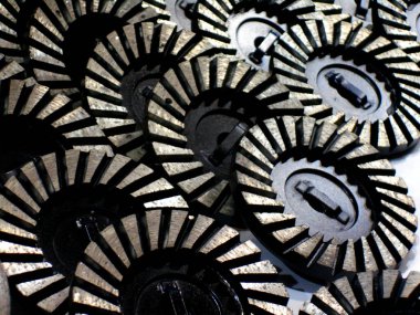 Değirmencilik için farklı boyutlarda, şekillerde ve renklerde araçlar