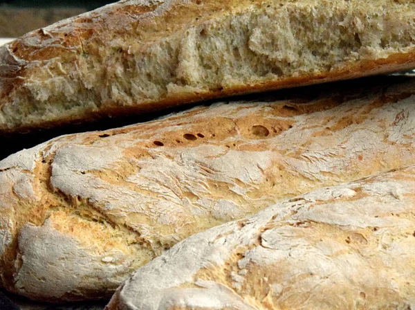 Trzy Bochenki Chleba Właśnie Upieczone — Zdjęcie stockowe