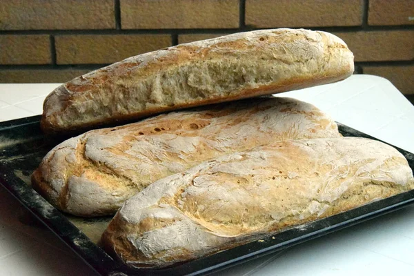 Τρία Καρβέλια Ψωμί Μόλις Ψημένα — Φωτογραφία Αρχείου