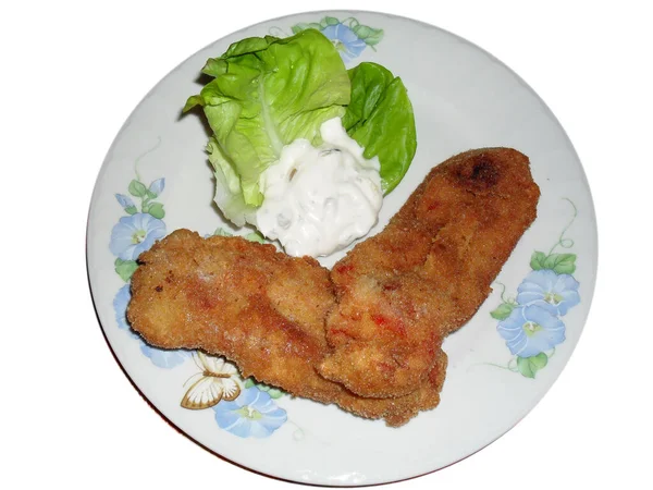 Δύο Κομμάτια Τηγανισμένου Κρέατος Ένα Πιάτο Διακοσμημένα Μαρούλι Και Μαγιονέζα — Φωτογραφία Αρχείου