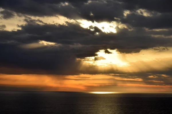 Puesta Sol Sobre Mar Abierto Con Cielo Nublado —  Fotos de Stock