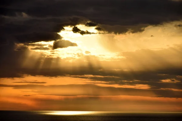 Zonsondergang Boven Open Zee Met Bewolkte Lucht — Stockfoto