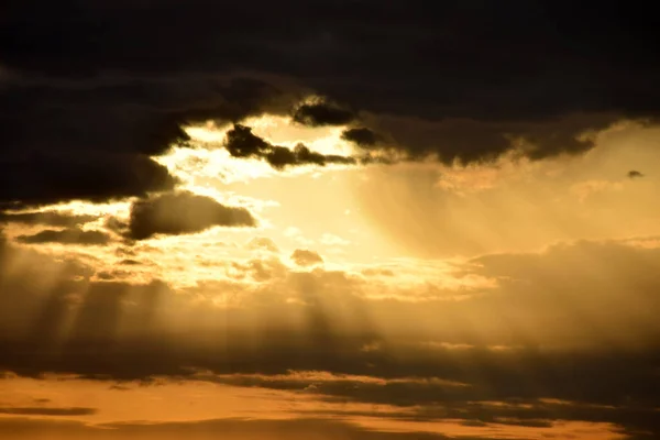 Zonsondergang Boven Open Zee Met Bewolkte Lucht — Stockfoto