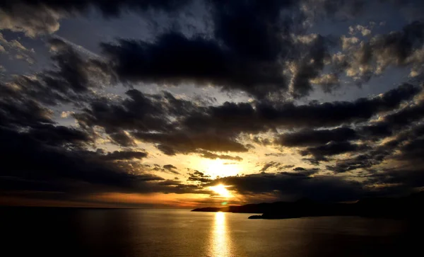 Solnedgang Åpent Hav Med Skyet Himmel – stockfoto