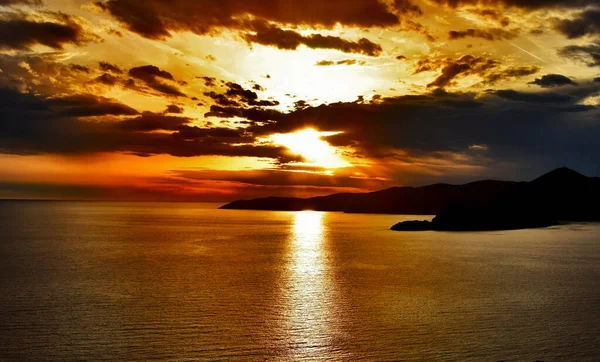 Açık Denizde Gün Batımı Bulutlu Gökyüzü — Stok fotoğraf