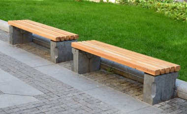 Şehir parkında yeni ve modern ahşap bir bank