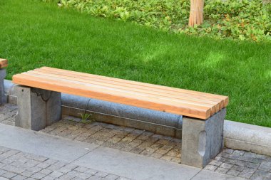 Şehir parkında yeni ve modern ahşap bir bank