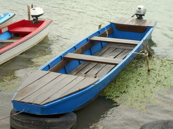 Лодки Пришвартованы Причалу Берегу Реки — стоковое фото