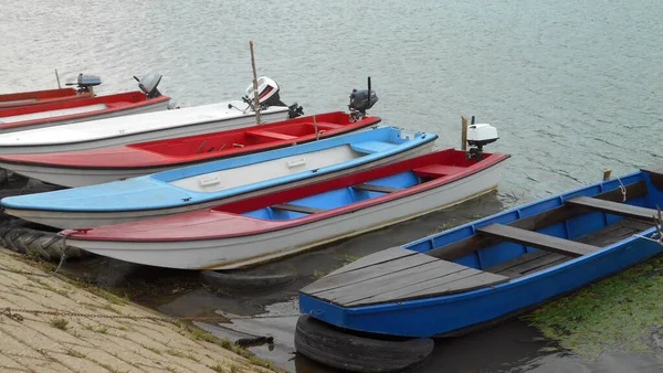 Barcos Amarrados Muelle Orilla Del Río — Foto de Stock