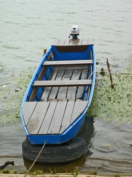 Лодки Пришвартованы Причалу Берегу Реки — стоковое фото