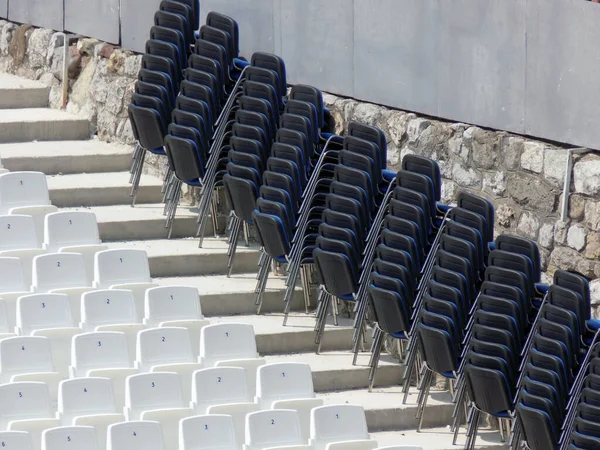 Reihen Weißer Stühle Der Arena Daneben Ein Paar Schwarze Stühle — Stockfoto