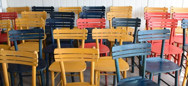 Cadeiras Madeira Estilo Retro Pintado Com Cores Diferentes — Fotografia de Stock
