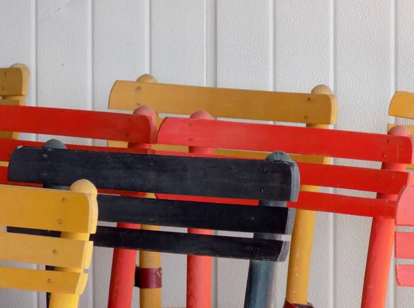 Cadeiras Madeira Estilo Retro Pintado Com Cores Diferentes — Fotografia de Stock