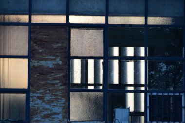 Binanın cam cephesinde yansıma