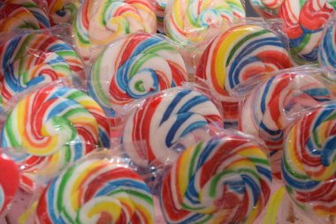 Bir demet renkli yuvarlak lolipop.