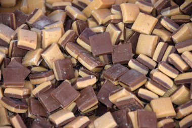 Şekerci dükkanında küp karamelli şeker