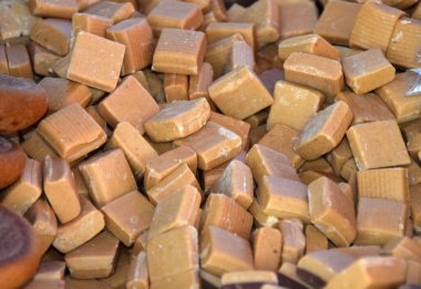 Şekerci dükkanında küp karamelli şeker