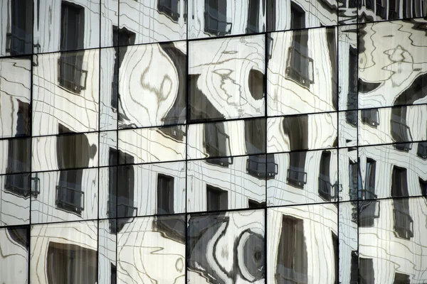 Spiegelung Glas Den Fenstern Des Gebäudes — Stockfoto