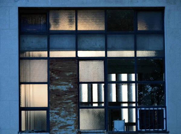 Отражение Стеклянном Фасаде Здания — стоковое фото